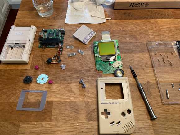 Game Boy Restoration, completely dismantled